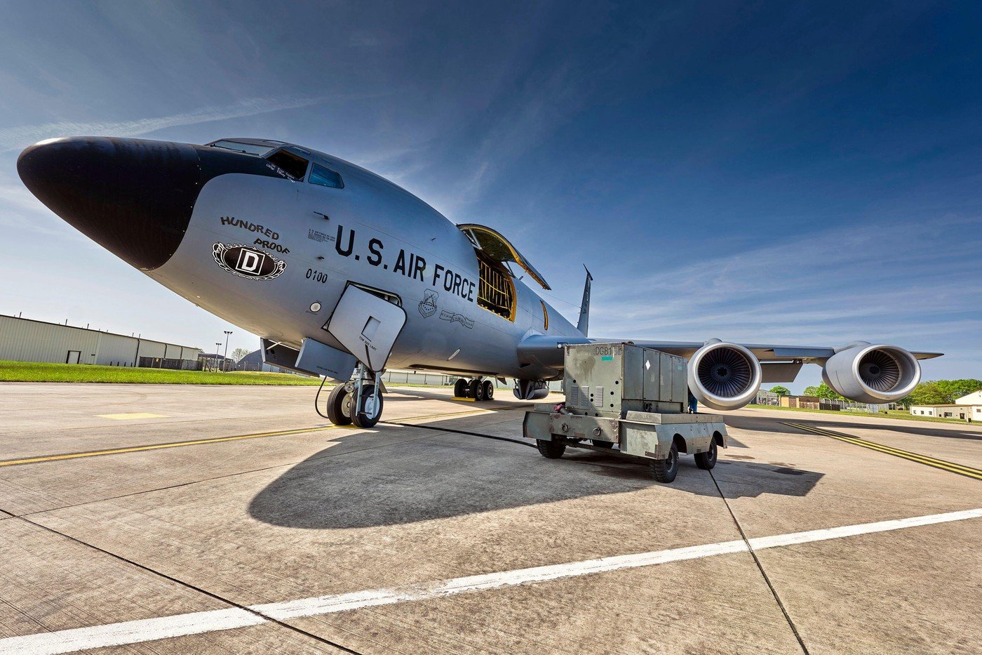 Avioane americane de realimentare aeriană au efectuat primele misiuni din România Trei avioane Boeing KC-135 Stratotanker ale Forțelor Aeriene Americane, staționate la București, au efectuat în noaptea de 19 spre 20 martie 2026 primele misiuni de realimentare aeriană
