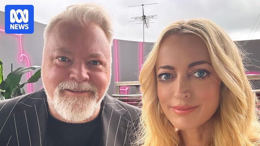 Sfârșitul unei colaborări de 25 de ani: Jackie „O” Henderson părăsește emisiunea radio KIIS FM Sydney, Australia – Jackie „O” Henderson, jumătatea feminină a popularei emisiuni radio „Kyle and Jackie O Show”, a decis să pună capăt colaborării sale de 25 de ani cu controversatul prezentator Kyle Sandilands