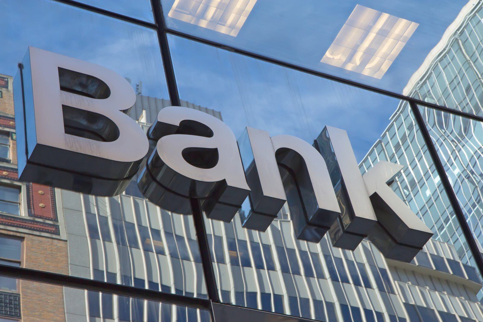 Raiffeisen Bank, aproape de achiziția Garanti Bank România – Cum ar putea schimba piața Raiffeisen Bank, o instituție financiară de importanță majoră în peisajul bancar european, este pe punctul de a finaliza achiziția Garanti Bank România, conform informațiilor obținute din surse apropiate negocierilor
