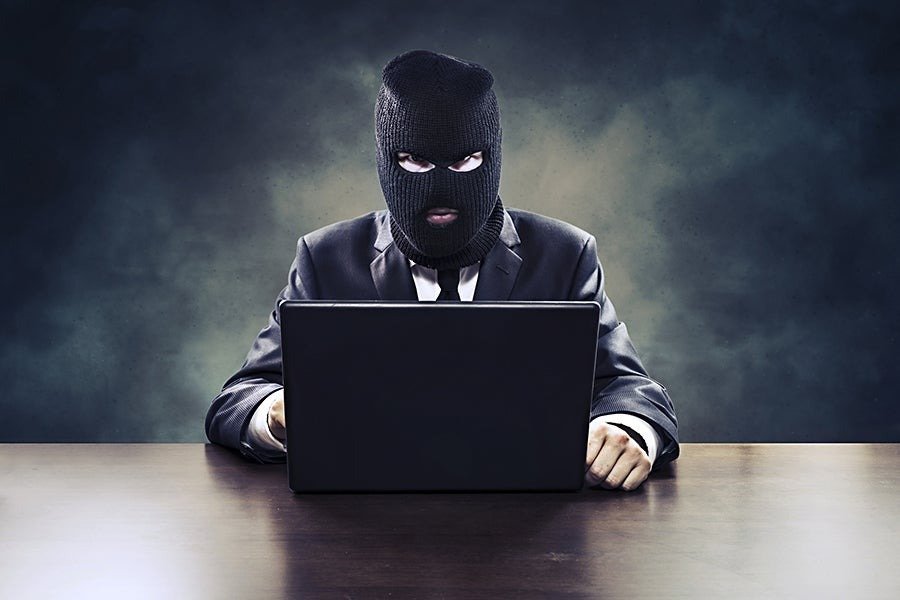 Escrocheriile online, un pericol real: Românii, ținte tot mai frecvente România se confruntă cu o creștere a fraudelor online, metodele folosite de infractori devenind din ce în ce mai sofisticate