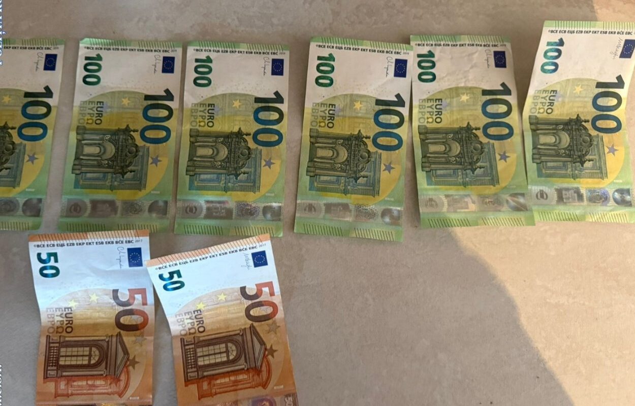 Suceveanul prins cu tipografia de euro falși, judecat și pentru un jaf armat spectaculos Valentin Juravle, suceveanul reținut marți de procurorii DIICOT pentru tipărirea de bancnote euro false, se confruntă cu probleme legale multiple