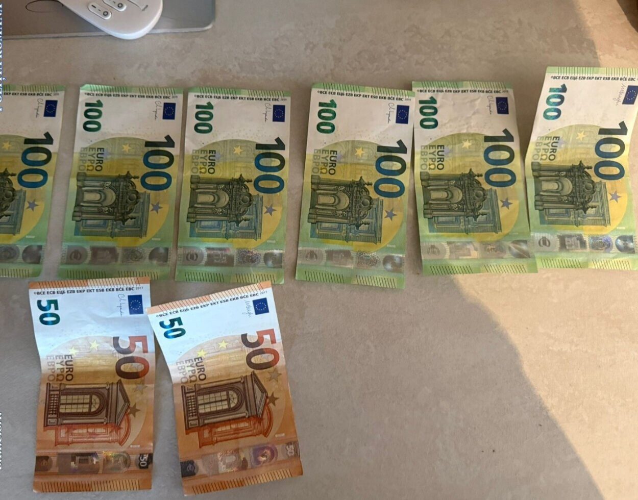 Suceveanul prins cu tipografia de euro falși, judecat și pentru un jaf armat spectaculos Valentin Juravle, suceveanul reținut marți de procurorii DIICOT pentru tipărirea de bancnote euro false, se confruntă cu probleme legale multiple