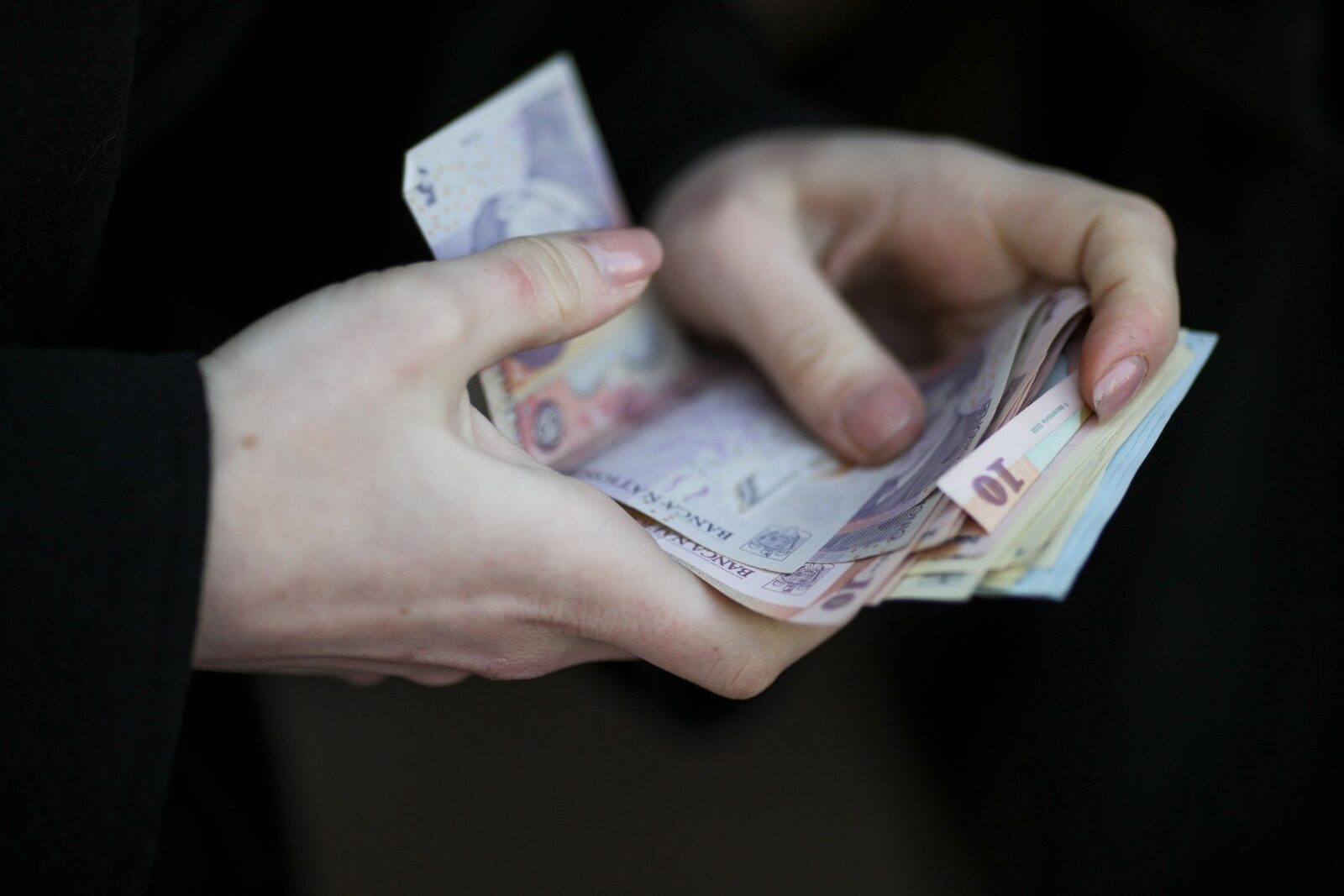 Decuplarea salariilor bugetarilor de salariul minim: O schimbare majoră în legea salarizării București – Ministrul Muncii, Florin Manole, a anunțat progrese semnificative în cadrul discuțiilor guvernamentale privind noua lege a salarizării, un jalon important în cadrul Planului Național de Redresare și Reziliență (PNRR)