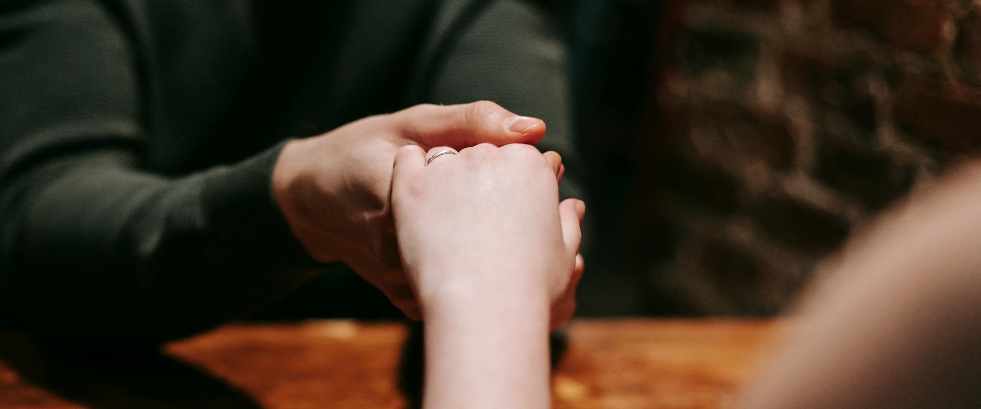 Sărutul pe mână fără acord, considerat agresiune sexuală de Curtea Supremă din Spania Curtea Supremă din Spania a stabilit că un sărut pe mână aplicat unei femei fără consimțământul acesteia poate fi considerat agresiune sexuală
