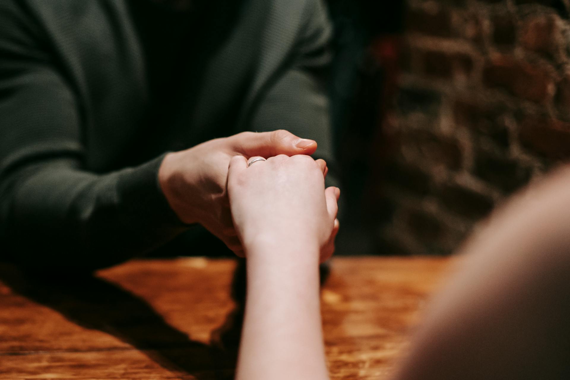 Sărutul pe mână fără acord, considerat agresiune sexuală de Curtea Supremă din Spania Curtea Supremă din Spania a stabilit că un sărut pe mână aplicat unei femei fără consimțământul acesteia poate fi considerat agresiune sexuală