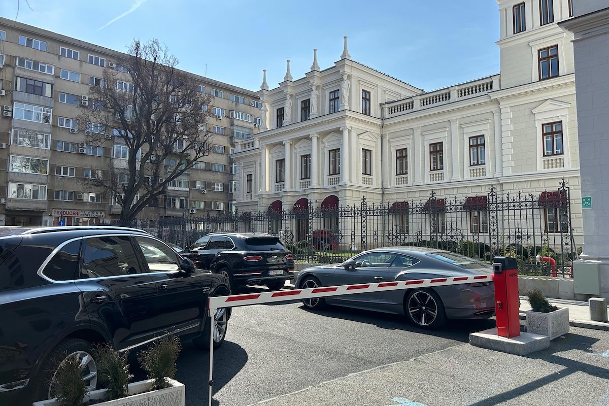Palatul Știrbey, acuzat de montarea ilegală a unor bariere pe Calea Victoriei Primăria Capitalei a sesizat Parchetul cu privire la montarea ilegală a două bariere la o parcare publică din fața Palatului Știrbey