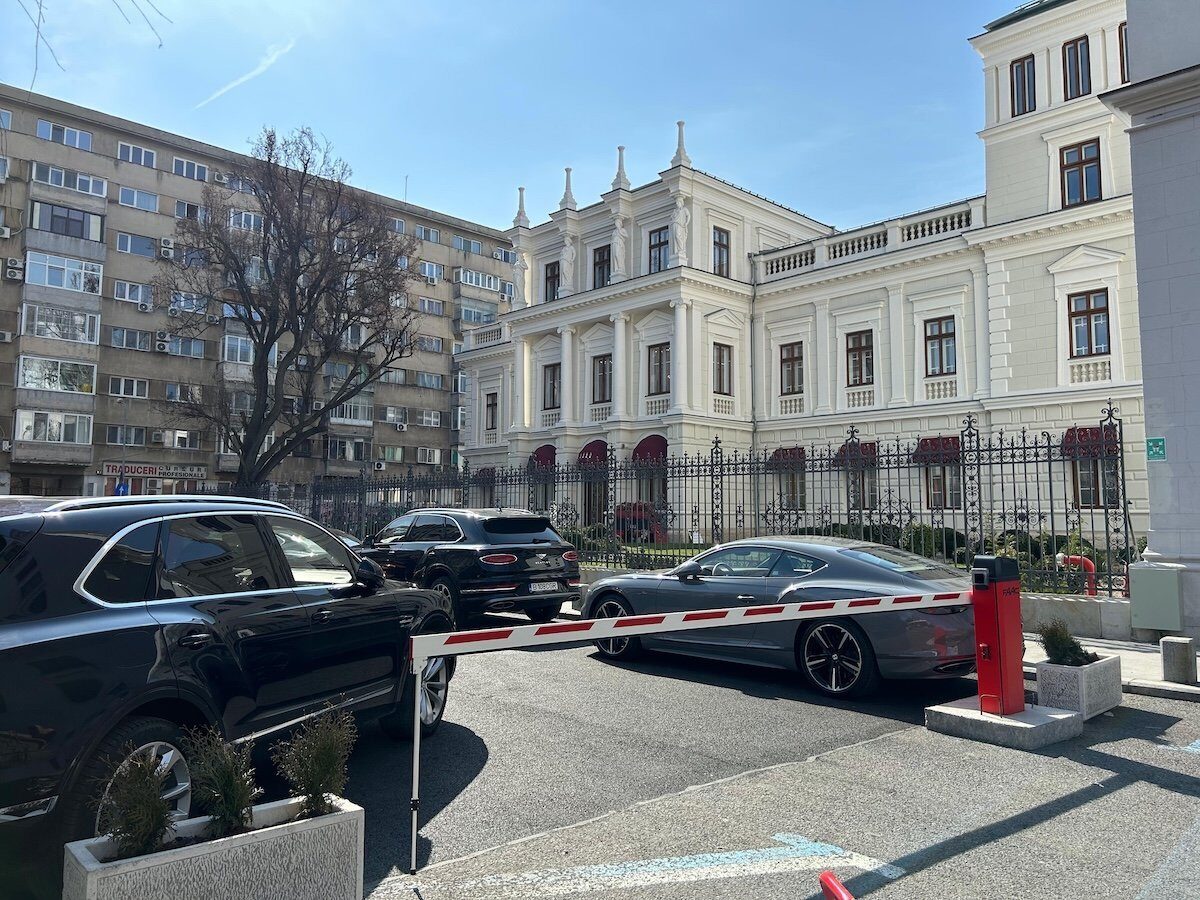 Palatul Știrbey, acuzat de montarea ilegală a unor bariere pe Calea Victoriei Primăria Capitalei a sesizat Parchetul cu privire la montarea ilegală a două bariere la o parcare publică din fața Palatului Știrbey