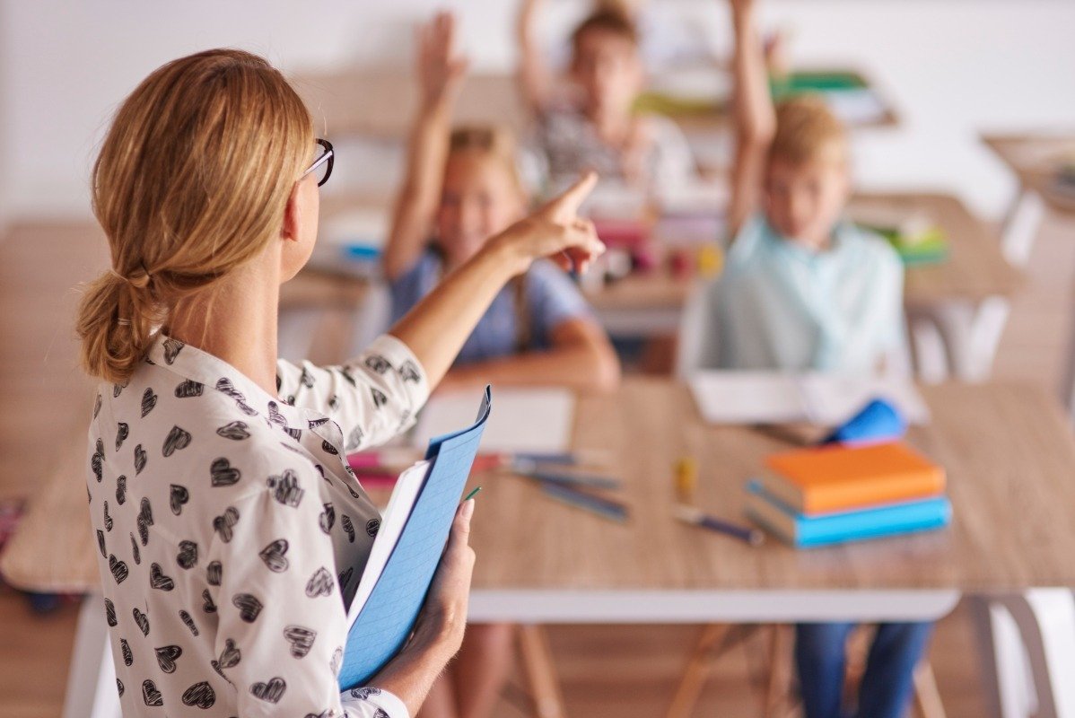 Profesorii generației z: o nouă abordare în educație Noi generații de profesori, aparținând generației Z, intră în sistemul de învățământ, aducând cu sine schimbări semnificative în modul de predare și în relația cu elevii