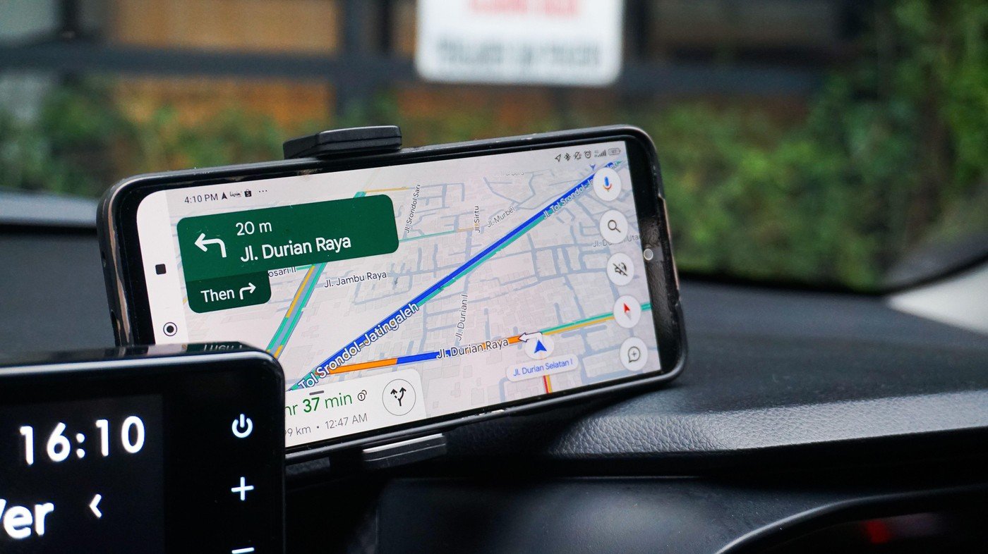 Google Maps revoluționează navigația pentru șoferii de mașini electrice Google Maps lansează o actualizare majoră pentru Android Auto, oferind funcții avansate de gestionare a bateriei și planificare a traseului pentru mașinile electrice