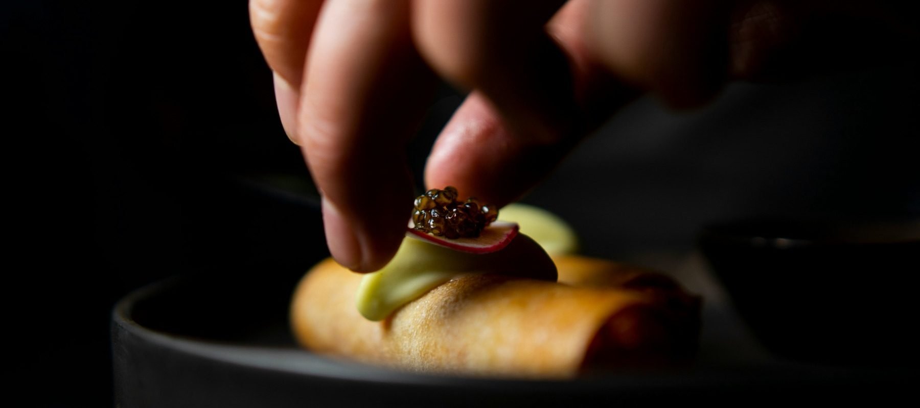 Chef-ul René Redzepi părăsește „noma”, după acuzații de comportament abuziv René Redzepi, chef-ul danez care a transformat restaurantul „noma” într-unul dintre cele mai renumite locuri gastronomice din lume, și-a anunțat demisia joi