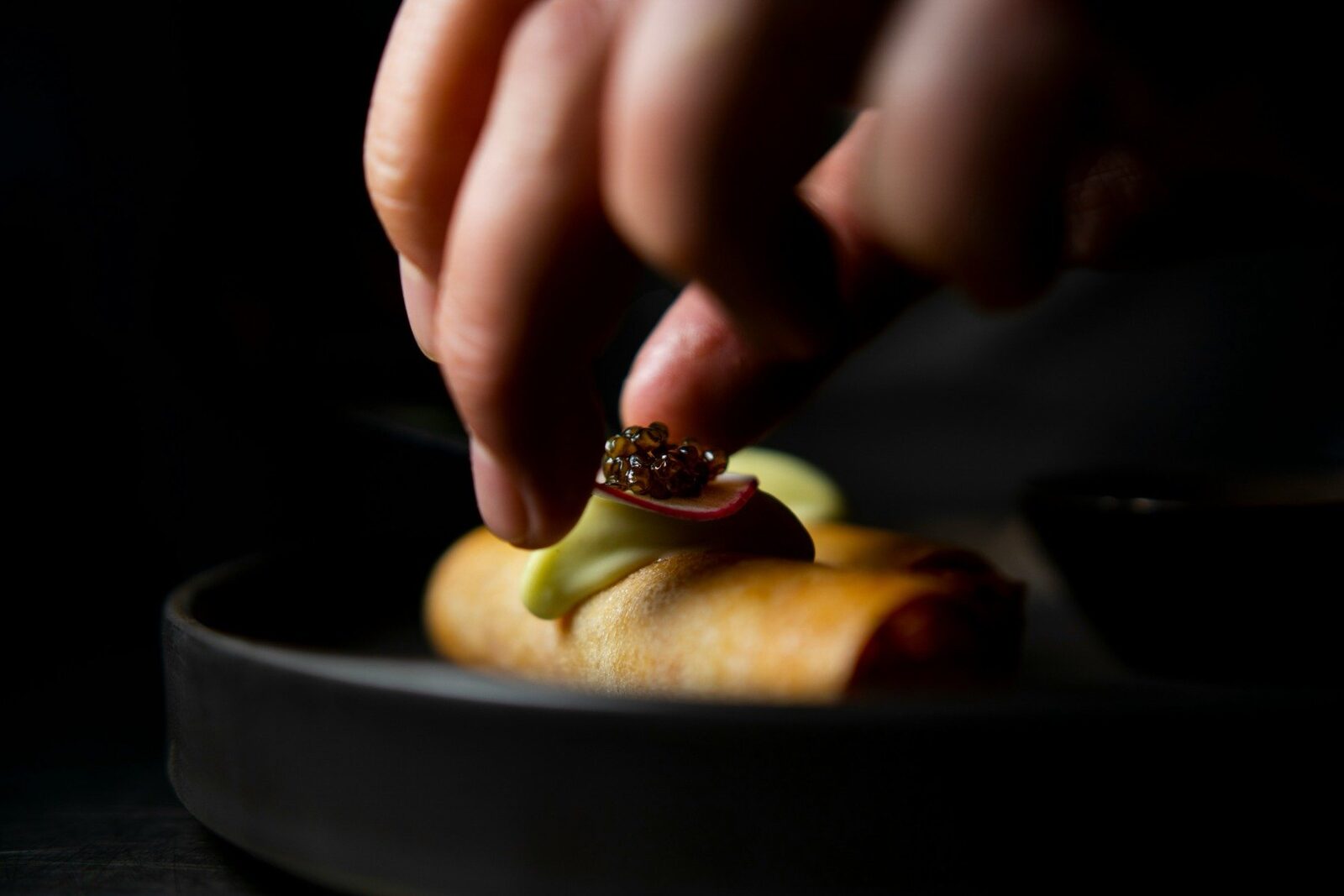 Chef-ul René Redzepi părăsește „noma”, după acuzații de comportament abuziv René Redzepi, chef-ul danez care a transformat restaurantul „noma” într-unul dintre cele mai renumite locuri gastronomice din lume, și-a anunțat demisia joi