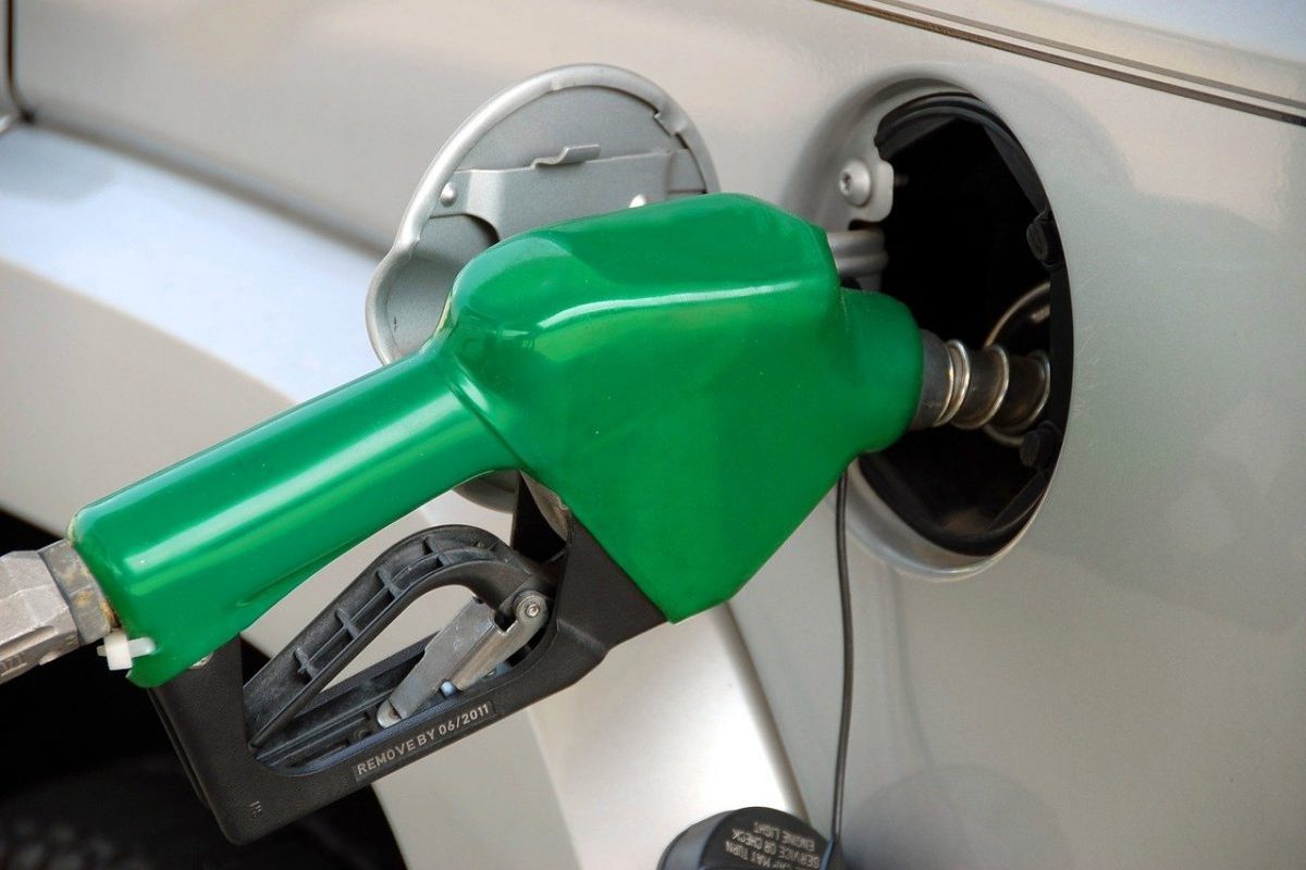 Creșterea prețurilor la combustibili: Guvernul ia în calcul reducerea accizelor Ministrul Energiei, Bogdan Ivan, a anunțat joi că Guvernul analizează mai multe scenarii pentru a face față creșterii recente a prețurilor la carburanți