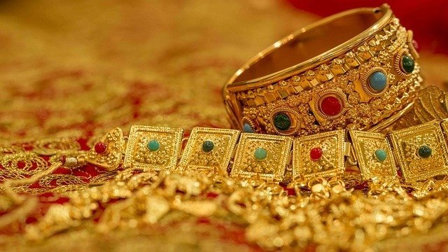 Aur și diamante confiscate de inspectorii antifraudă, în valoare de peste 3,7 milioane de lei Inspectorii Direcției Generale Antifraudă Fiscală (DGAF) București au confiscat la sfârșitul lunii februarie 2026, circa șase kilograme de aur și diamante, în urma unor verificări efectuate la o societate comercială din județul Călărași