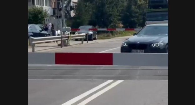 Poliția Rutieră, acțiune amplă la trecerile de cale ferată: Sute de șoferi amendați În urma unei ample acțiuni de prevenire și control, desfășurată pe 18 martie 2026, polițiștii rutieri au aplicat 413 sancțiuni pentru nerespectarea regulilor la trecerile la nivel cu calea ferată fără bariere