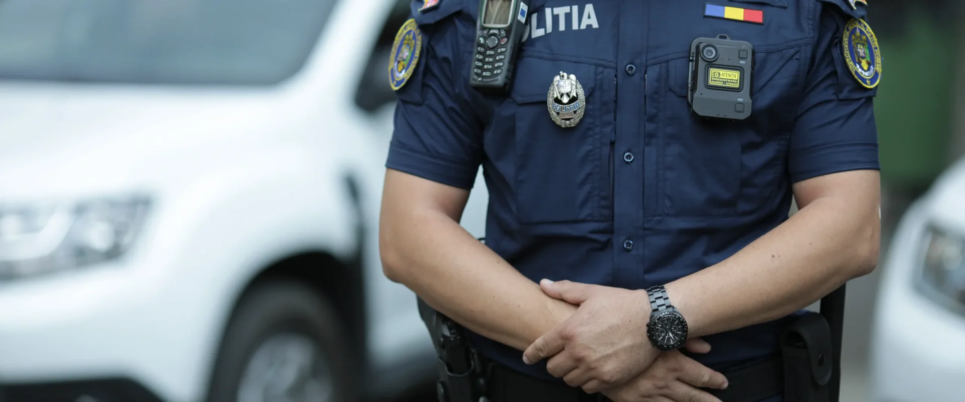 Bodycam-urile polițiștilor: ce înseamnă pentru cetățeni Interacțiunile cu poliția în România sunt din ce în ce mai des înregistrate, datorită utilizării camerelor video atașate uniformei, cunoscute sub numele de „BodyCam”