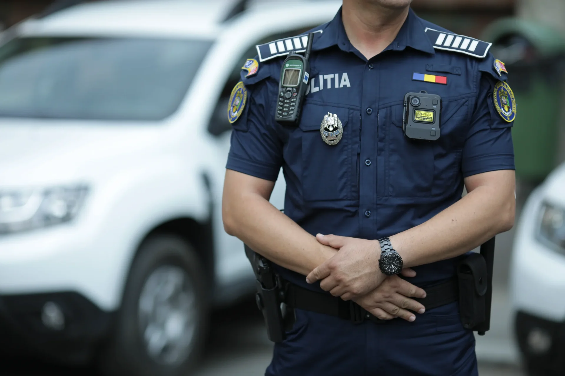 Bodycam-urile polițiștilor: ce înseamnă pentru cetățeni Interacțiunile cu poliția în România sunt din ce în ce mai des înregistrate, datorită utilizării camerelor video atașate uniformei, cunoscute sub numele de „BodyCam”