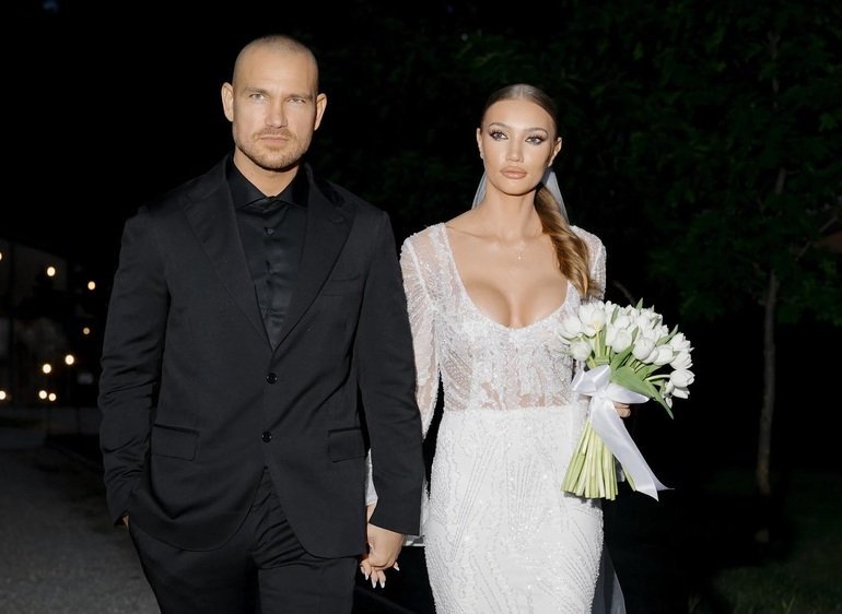 Peter Pop și Ana-Maria Tănasie intră în afaceri imobiliare: De la scenă și terenul de handbal la dezvoltări rezidențiale Bogdan Popa, mai cunoscut publicului sub numele de Peter Pop, și soția sa, Ana-Maria Tănasie, fostă componentă a echipei naționale de handbal, au făcut un pas important în cariera lor: au intrat pe piața imobiliară