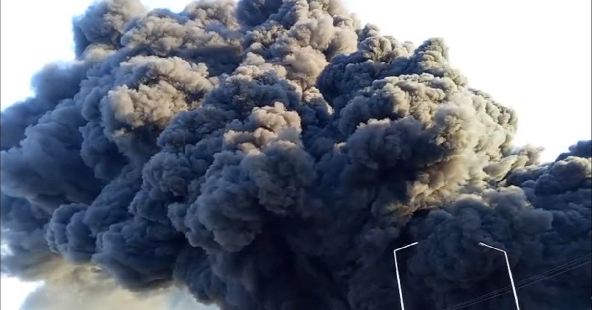 Incendiu major la o fabrică de polistiren din Arad: RO-Alert și mobilizare amplă Un incendiu puternic a izbucnit miercuri dimineața la o fabrică de polistiren din Arad, generând o coloană impresionantă de fum și determinând autoritățile să emită un mesaj de avertizare prin sistemul RO-Alert pentru locuitorii din apropiere