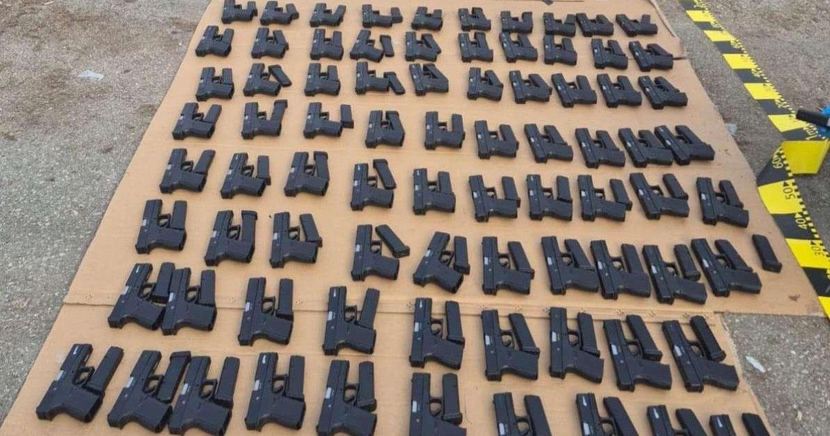 Calafat: Arsenal de arme și țigări într-un camion