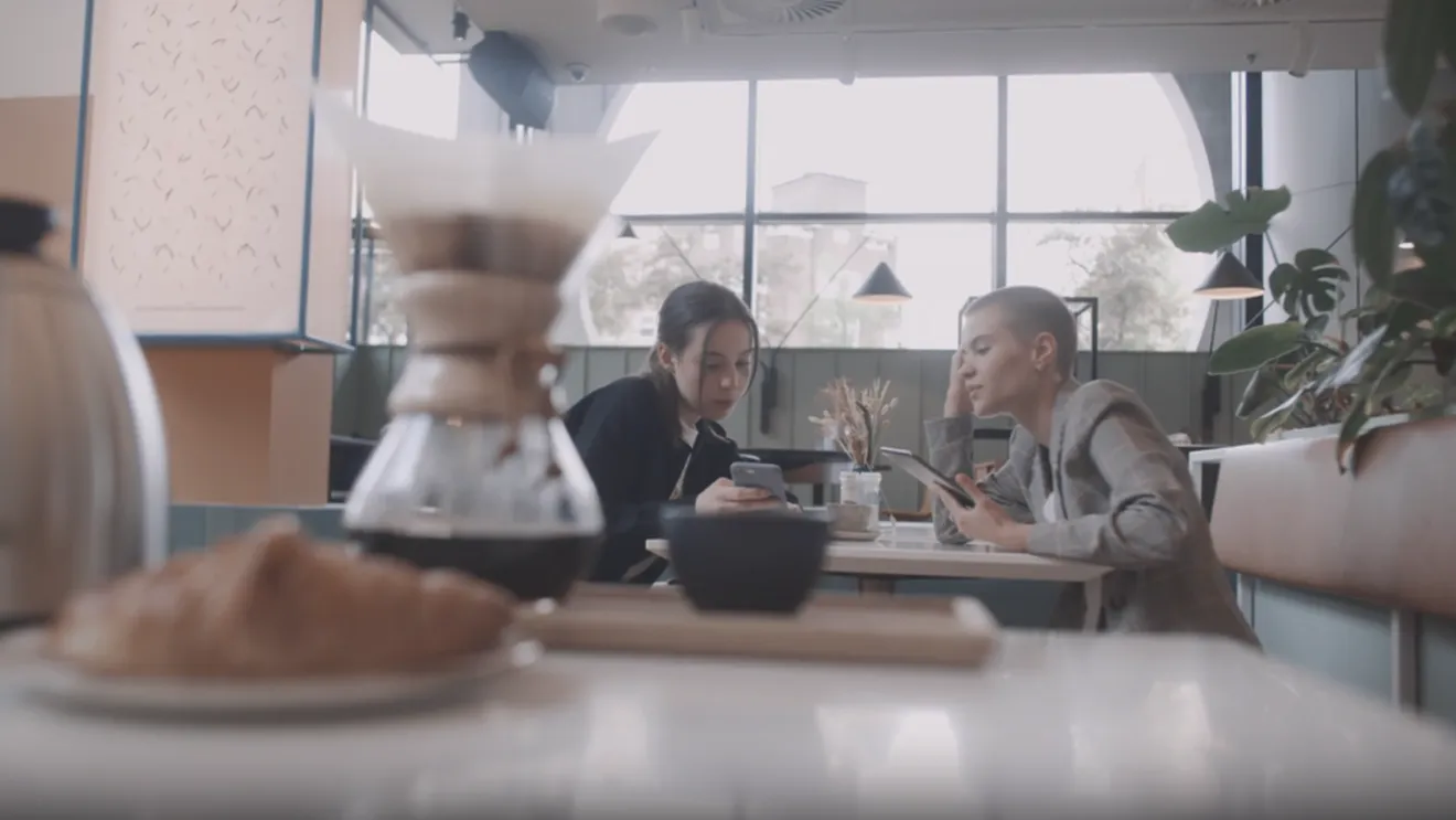 Cafeaua la filtru câștigă teren în România: Espresso, tot mai rar comandat Tot mai mulți români aleg să-și savureze cafeaua preparată la filtru, în detrimentul clasicului espresso, o tendință observată în numeroase cafenele de specialitate din țară