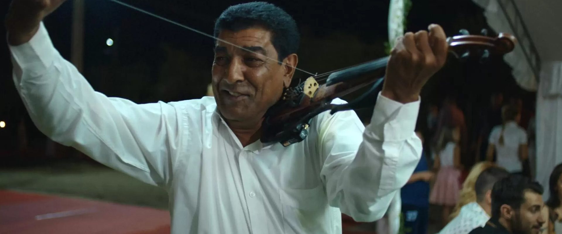 Un documentar despre viața și cariera lui Caliu, legendă a muzicii lăutărești Un nou documentar biografic, intitulat „Caliu: Nicidecum altceva, ce să fac altceva”, explorează viața și cariera unuia dintre cei mai importanți violoniști și lăutari români contemporani