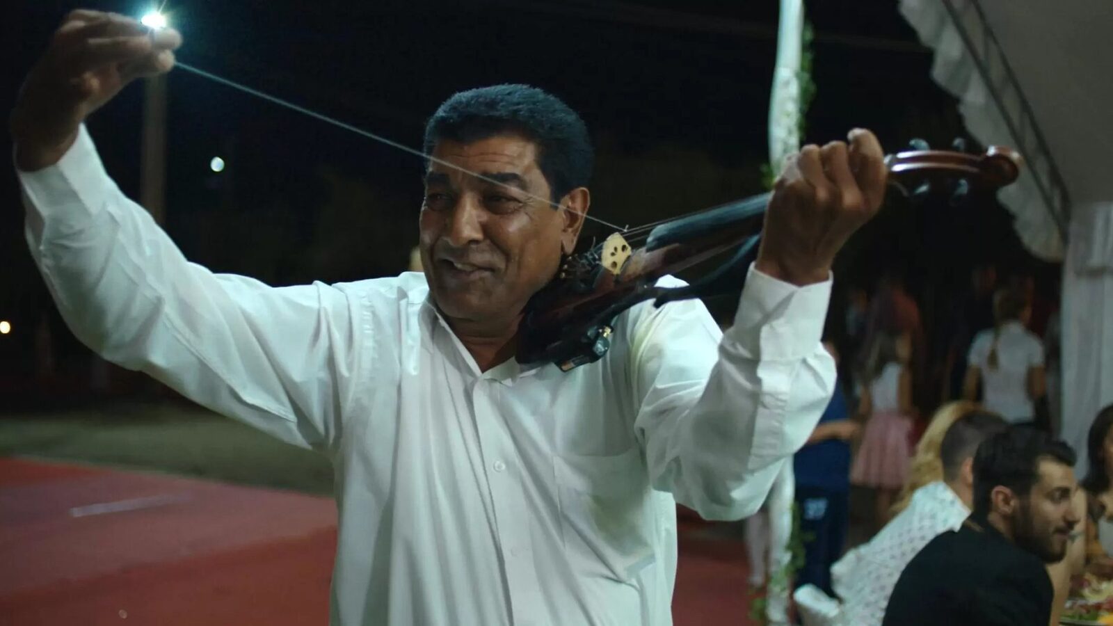 Un documentar despre viața și cariera lui Caliu, legendă a muzicii lăutărești Un nou documentar biografic, intitulat „Caliu: Nicidecum altceva, ce să fac altceva”, explorează viața și cariera unuia dintre cei mai importanți violoniști și lăutari români contemporani