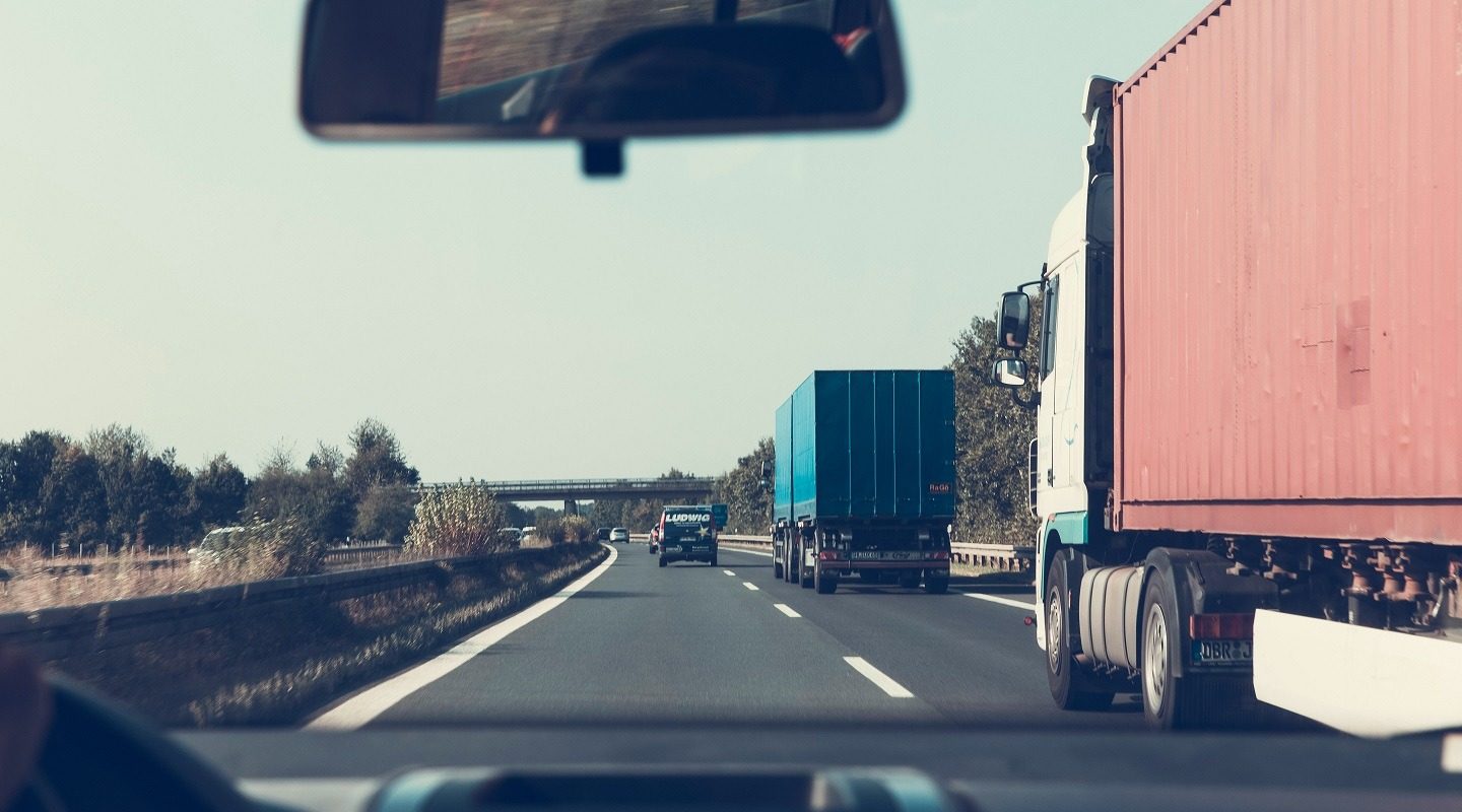 Verificări ale primarului Ciucu: Vehiculele grele din București, adesea fără taxă de acces Primarul Capitalei, Ciprian Ciucu, a anunțat că, în urma unor controale efectuate în teren, a constatat o discrepanță majoră între obligațiile legale și realitatea din trafic