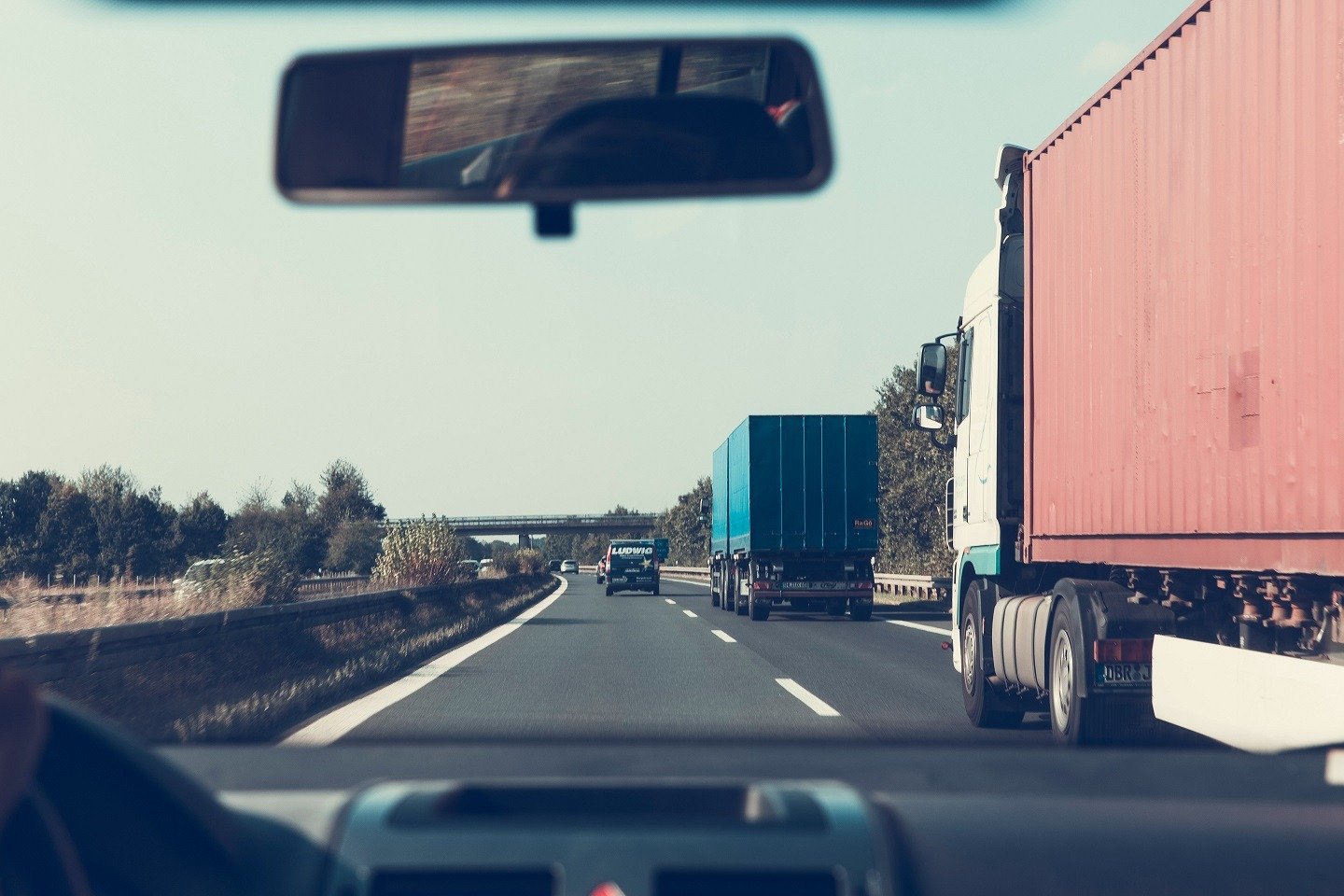 Verificări ale primarului Ciucu: Vehiculele grele din București, adesea fără taxă de acces Primarul Capitalei, Ciprian Ciucu, a anunțat că, în urma unor controale efectuate în teren, a constatat o discrepanță majoră între obligațiile legale și realitatea din trafic