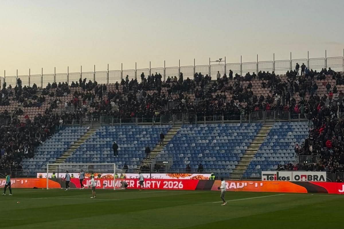 Fanii lui Cagliari protestează vehement, în timp ce Napoli înscrie rapid Cagliari a fost martora unei scene neobișnuite în timpul meciului cu Napoli