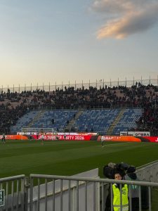 Fanii lui Cagliari protestează vehement, în timp ce Napoli înscrie rapid Cagliari a fost martora unei scene neobișnuite în timpul meciului cu Napoli