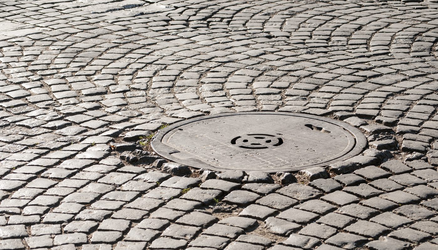 Capacele de canalizare: Mici detalii, funcții esențiale pentru orașele noastre Marcajele de pe capacele de canalizare nu sunt simple ornamente, ci reprezintă un sistem complex de informații necesar pentru funcționarea eficientă a infrastructurii urbane