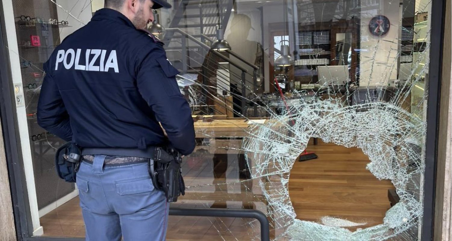 Bandă de hoți români, specializată în spargerea magazinelor de optică, arestată în Italia Poliția italiană a reținut la Padova o grupare de cetățeni români specializată în furturi din magazinele de optică, conform informațiilor apărute în presa din Italia