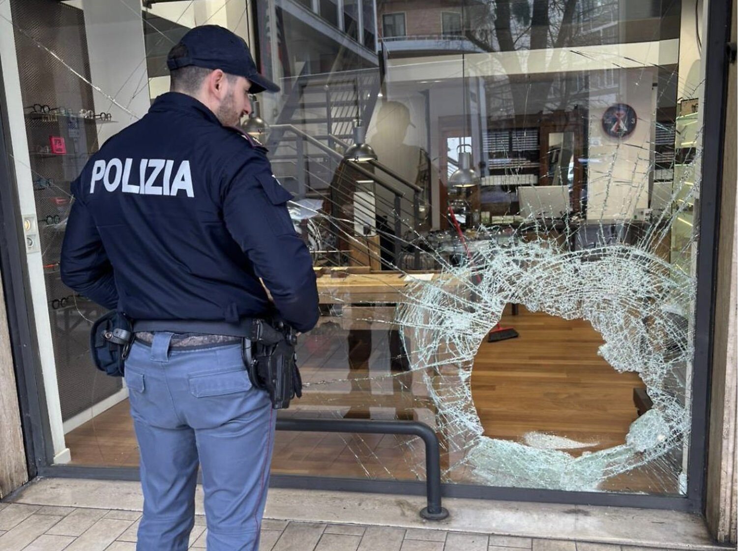 Bandă de hoți români, specializată în spargerea magazinelor de optică, arestată în Italia Poliția italiană a reținut la Padova o grupare de cetățeni români specializată în furturi din magazinele de optică, conform informațiilor apărute în presa din Italia