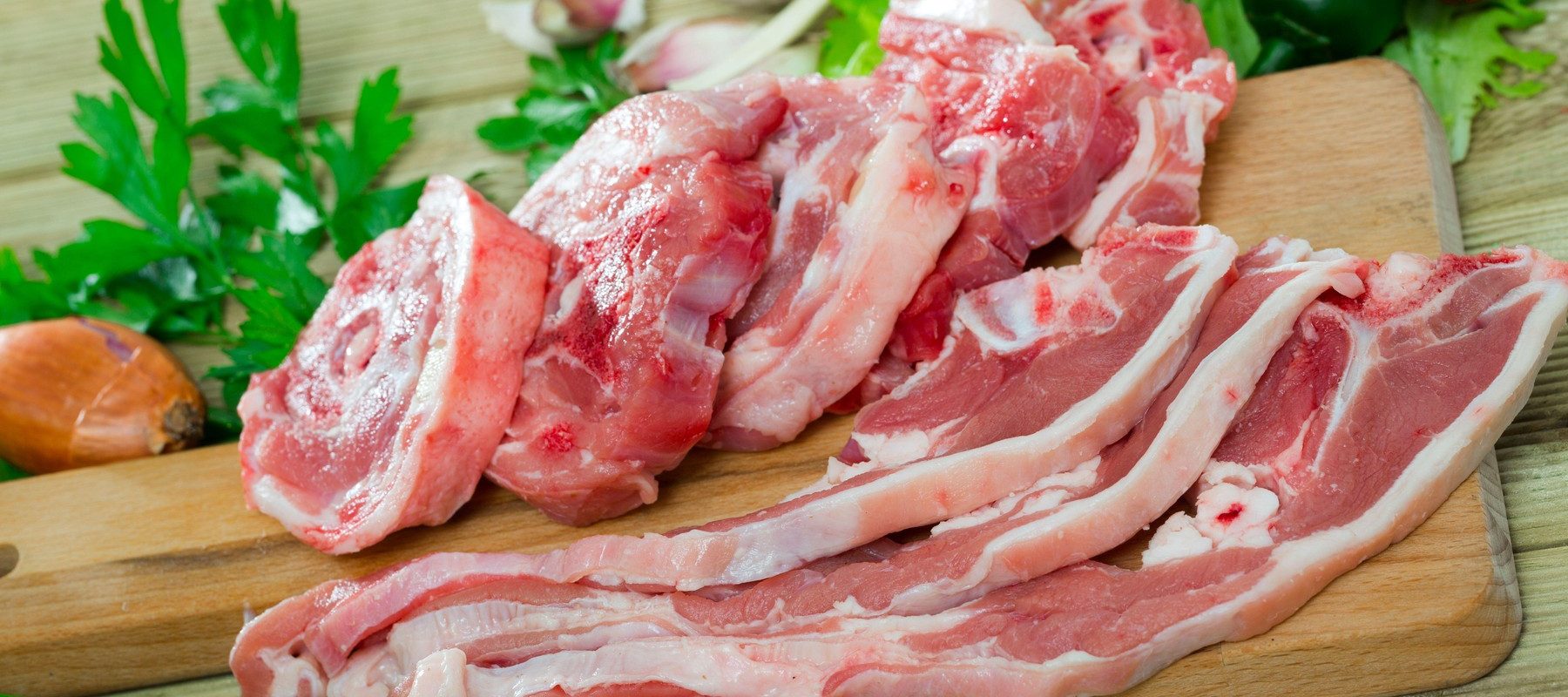 Mielul de Paște: Prețurile cresc, dar cumpărătorii pot găsi oferte avantajoase Prețul cărnii de miel pentru sărbătorile pascale din acest an ar putea fi mai ridicat comparativ cu anul trecut, însă consumatorii pot găsi prețuri mai bune dacă aleg să cumpere direct de la producători sau din piețele locale