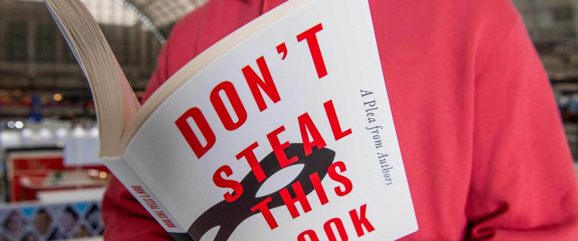 Scriitori de renume mondial protestează împotriva practicilor AI, printr-o carte fără cuvinte Un număr impresionant de autori, printre care laureatul Nobel Kazuo Ishiguro și scriitori populari precum Philippa Gregory și Richard Osman, au lansat un protest inedit împotriva utilizării operelor lor în antrenarea modelelor de inteligență artificială