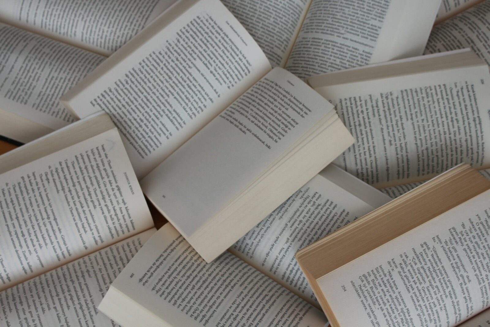 Activitățile intelectuale, cheia pentru o memorie mai bună la bătrânețe Studiile recente sugerează că implicarea regulată în activități stimulatoare din punct de vedere mental poate încetini declinul cognitiv și chiar întârzia apariția bolii Alzheimer