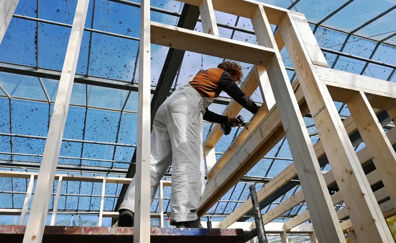 ChatGPT, un „asistent de birou” în construirea unei „tiny house” în Olanda Un cuplu din Olanda a ridicat o „tiny house” folosind inteligența artificială (AI), mai exact ChatGPT, ca asistent în procesul de construcție