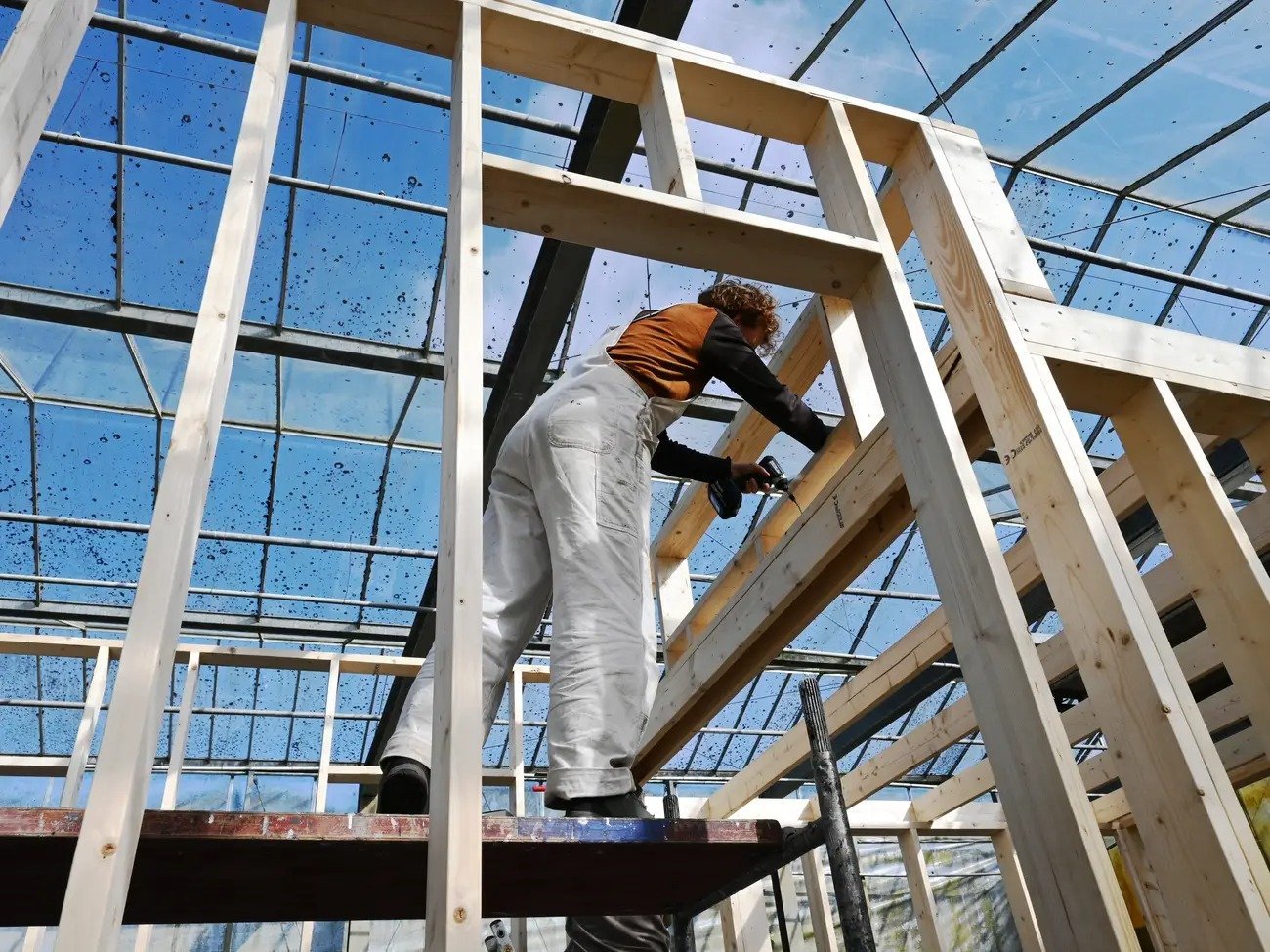 ChatGPT, un „asistent de birou” în construirea unei „tiny house” în Olanda Un cuplu din Olanda a ridicat o „tiny house” folosind inteligența artificială (AI), mai exact ChatGPT, ca asistent în procesul de construcție