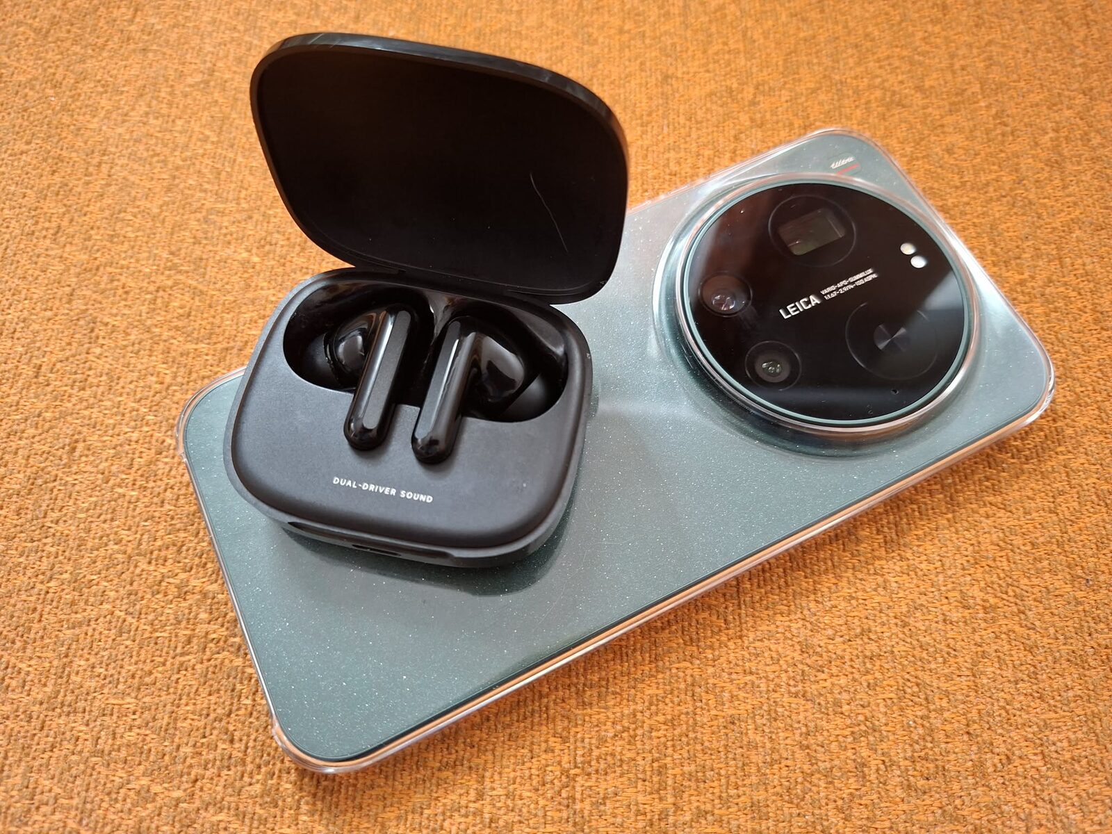 Căști wireless: Ghid pentru alegerea modelului optim, cu accent pe raportul preț-performanță Piața căștilor wireless abundă de opțiuni, dar găsirea modelului perfect poate fi o provocare