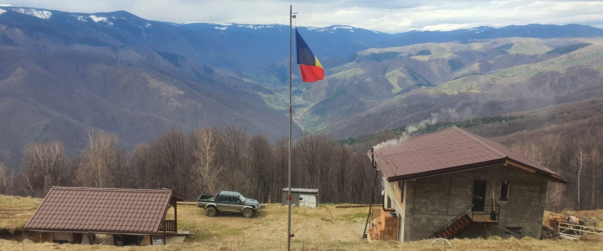 O căsuță în munți, un refugiu pentru copii și pasionați de drumeții O căsuță, situată în apropierea Vârfului Măgura din Munții Cindrel, a fost ridicată de o asociație dedicată muntelui, cu un dublu scop: organizarea de tabere gratuite pentru copii defavorizați și oferirea unui punct de sprijin pentru drumeții