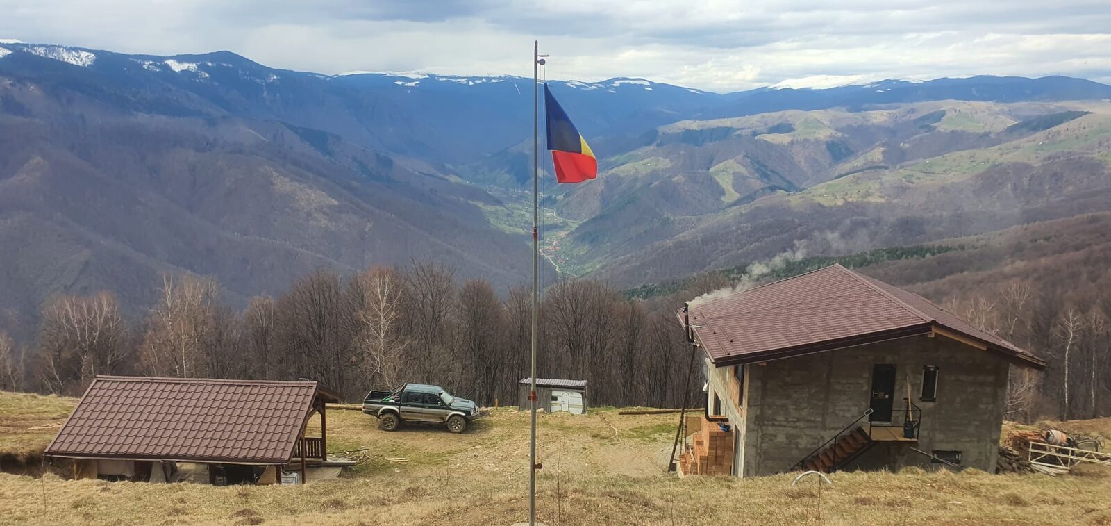 O căsuță în munți, un refugiu pentru copii și pasionați de drumeții O căsuță, situată în apropierea Vârfului Măgura din Munții Cindrel, a fost ridicată de o asociație dedicată muntelui, cu un dublu scop: organizarea de tabere gratuite pentru copii defavorizați și oferirea unui punct de sprijin pentru drumeții