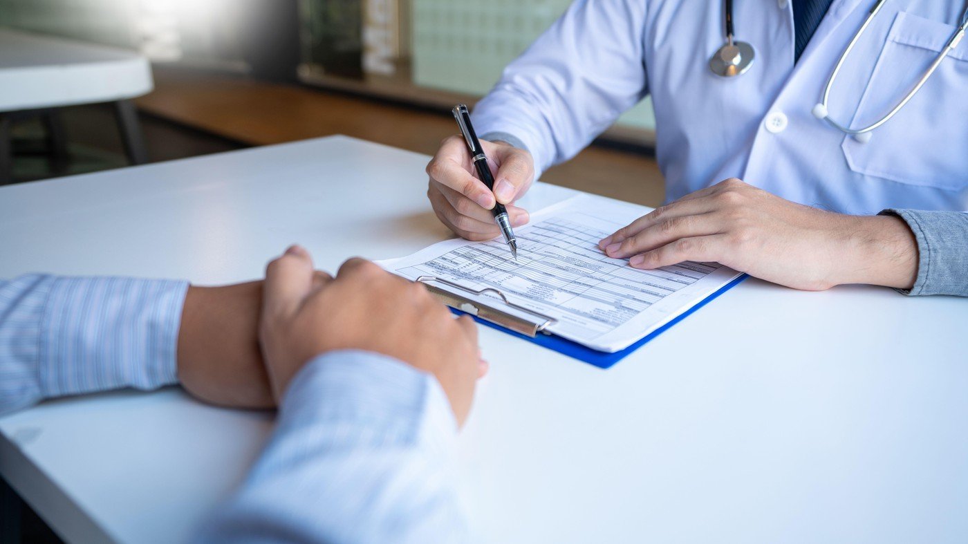 Pericolul pierderii asigurării medicale: Ce trebuie să faci dacă rămâi fără loc de muncă Perioada de grație de trei luni de la pierderea locului de muncă, timp în care o persoană beneficiază în continuare de asigurare medicală, este un aspect crucial pentru românii afectați de șomaj