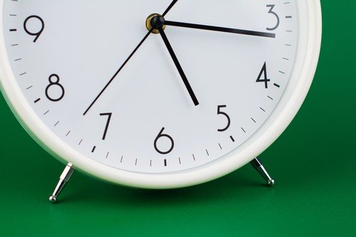 Sfertul academic: De la punctualitate, la scuza pentru întârziere Expresia „sfertul academic”, familiară multora dintre noi, își are originile în Grecia Antică și este strâns legată de mediul universitar