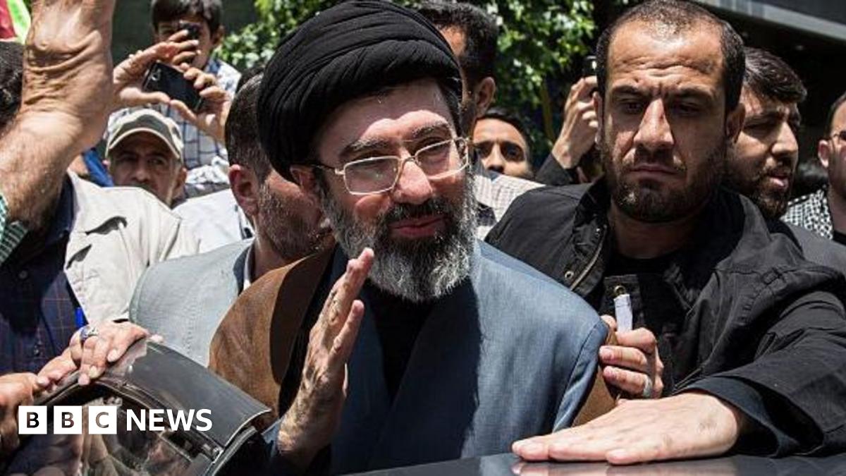 Cine este Mojtaba Khamenei, figură misterioasă în umbra liderului suprem iranian Mojtaba Khamenei, fiul liderului suprem al Iranului, ayatollahul Ali Khamenei, este o figură despre care se vorbește mult, dar se știe puțin