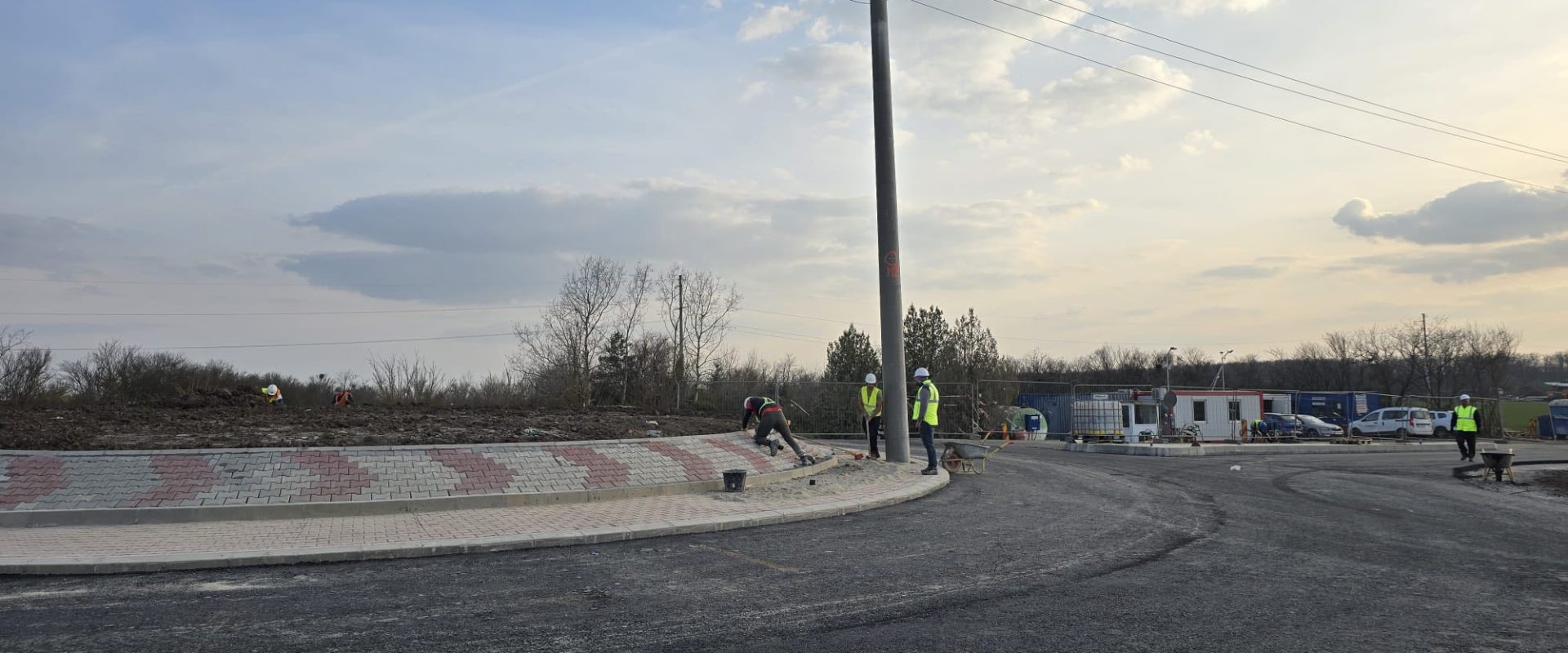 Primul strat de asfalt turnat pe Centura Brănești: Proiectul avansează Secretarul de stat în Ministerul Transporturilor, Irinel Ionel Scrioșteanu, a anunțat că primul strat de asfalt a fost turnat pe primul tronson al Centurii Brănești, parte a etapei a II-a a proiectului