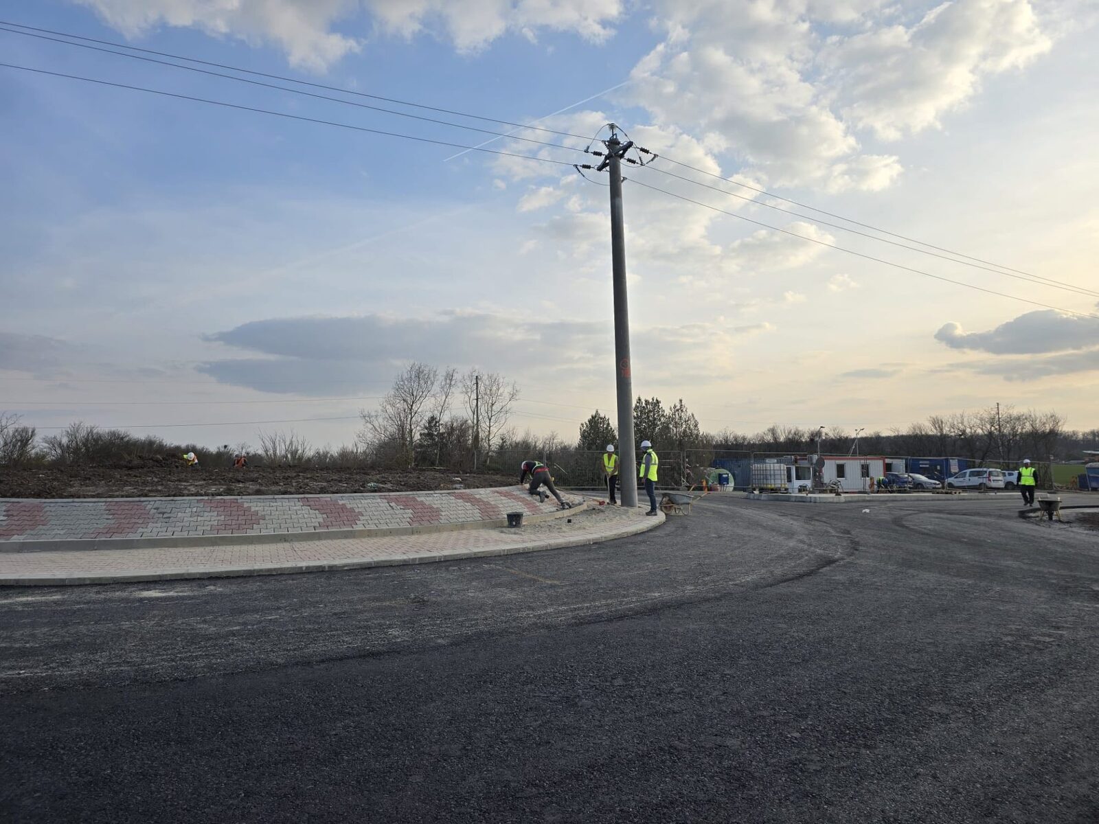 Primul strat de asfalt turnat pe Centura Brănești: Proiectul avansează Secretarul de stat în Ministerul Transporturilor, Irinel Ionel Scrioșteanu, a anunțat că primul strat de asfalt a fost turnat pe primul tronson al Centurii Brănești, parte a etapei a II-a a proiectului