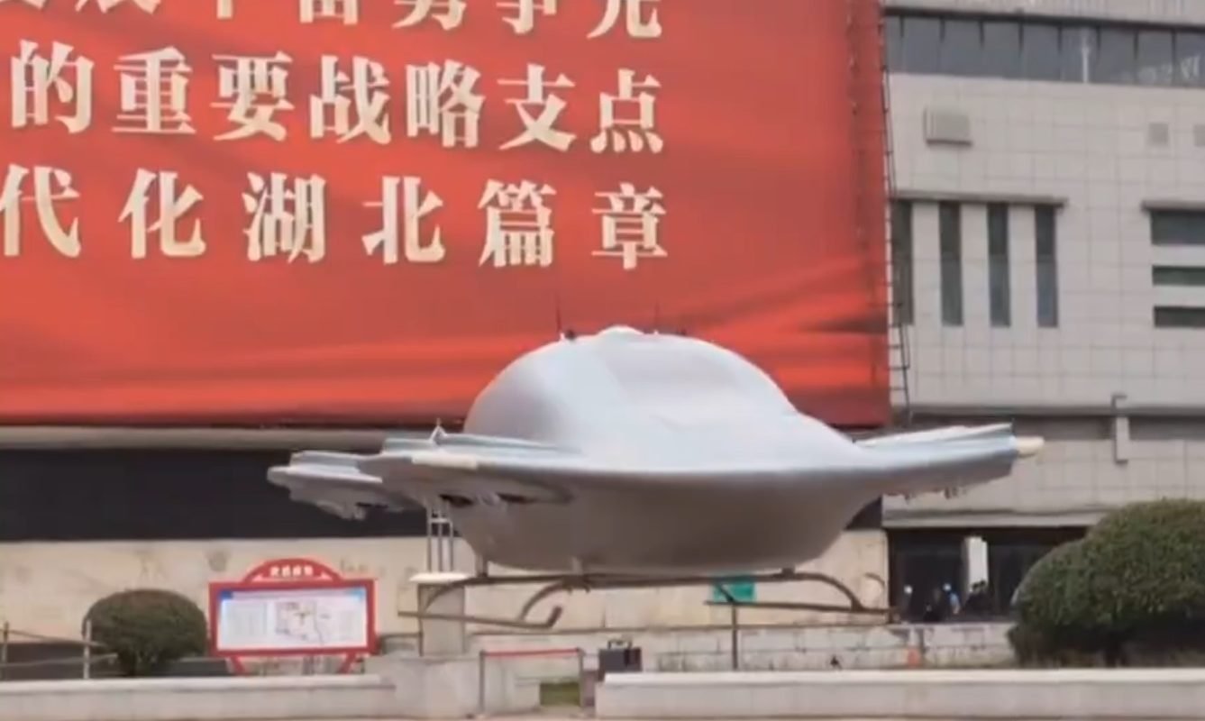 OZN-ul chinezesc care vrea să revoluționeze transportul urban: teste reușite și promisiuni futuriste Un vehicul aerian cu design neobișnuit, asemănător unui OZN, dezvoltat de compania E-Hawk Technology, a trecut cu succes o serie de teste în China, demonstrând capacitățile de decolare și aterizare verticală