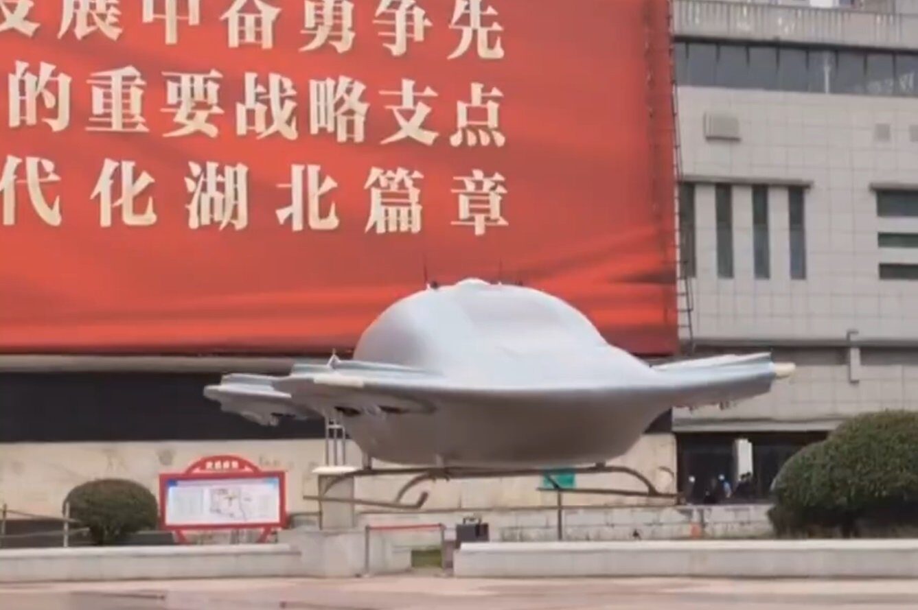 OZN-ul chinezesc care vrea să revoluționeze transportul urban: teste reușite și promisiuni futuriste Un vehicul aerian cu design neobișnuit, asemănător unui OZN, dezvoltat de compania E-Hawk Technology, a trecut cu succes o serie de teste în China, demonstrând capacitățile de decolare și aterizare verticală