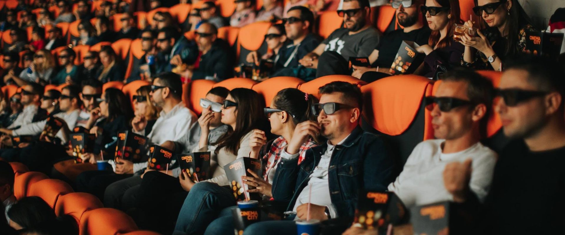 Cinematografele rezistă în fața streamingului: de ce caută românii experiența de cinema În ciuda creșterii prețurilor biletelor și a concurenței puternice din partea platformelor de streaming, cinematografele din România au înregistrat un succes notabil în ultimul an, atrăgând un public numeros