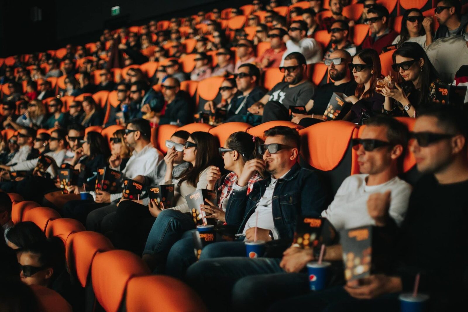 Cinematografele rezistă în fața streamingului: de ce caută românii experiența de cinema În ciuda creșterii prețurilor biletelor și a concurenței puternice din partea platformelor de streaming, cinematografele din România au înregistrat un succes notabil în ultimul an, atrăgând un public numeros